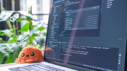 Grunnleggende teststrategier i programmering som faktisk hjelper deg å finne feil