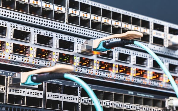 Hva er en dedikert server og når lønner det seg å ha sin egen servermaskin?