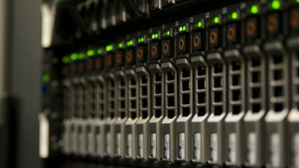 Hva er en server egentlig og hvorfor dukker den opp overalt på nettet?