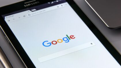 Hva er et domene og hvordan henger det sammen med DNS, hosting og e-post
