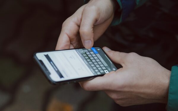 Smishing forklart: slik unngår du falske SMS-er som vil ha pengene og opplysningene dine